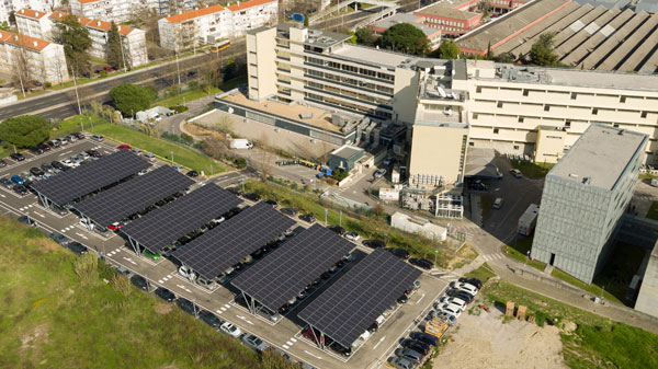 Vista aéra dos painéis fotovoltaicos