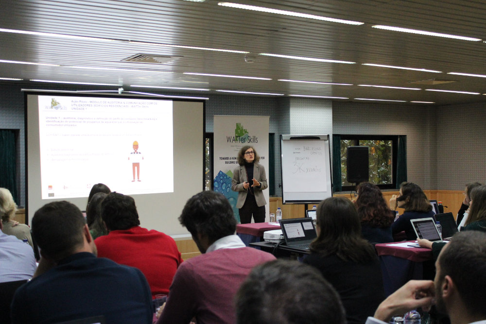 A ADENE realizou em Lisboa, uma ação piloto de curta duração do Módulo de Auditoria & Comunicação com os utilizadores (edifícios residenciais) do curso de Especialista de Eficiência Hídrica em Edifícios, reunindo um conjunto de profissionais e stakeholders do setor da construção, engenharia ou arquitetura com interesse pela temática de eficiência hídrica nos edifícios.