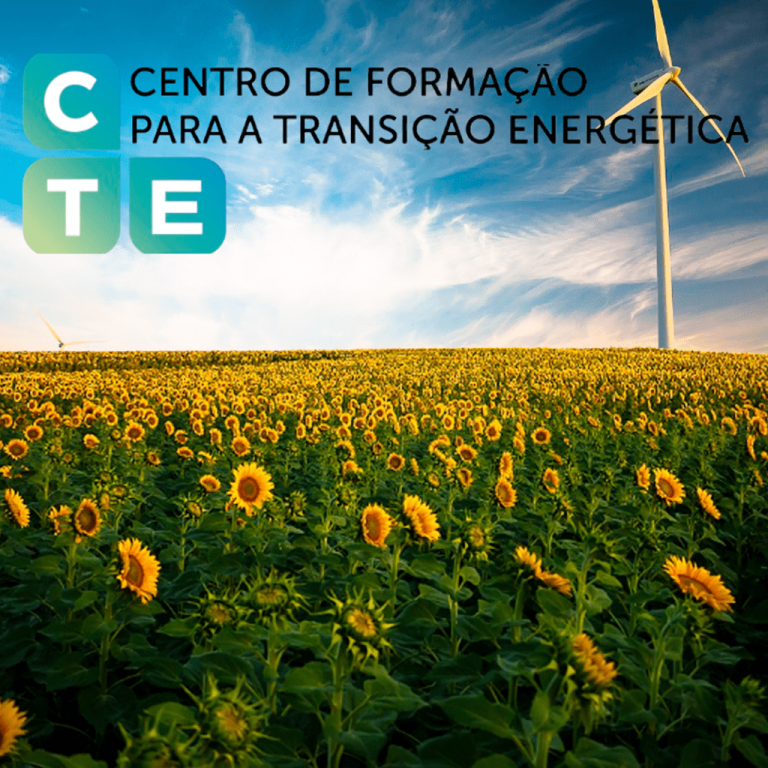 Imagem de um vasto campo de girassóis sob um céu azul com nuvens brancas. À direita, vê-se uma turbina eólica alta. No canto superior esquerdo, está o logótipo “CTE” e o texto “Centro de Formação para a Transição Energética” em letras maiúsculas pretas.