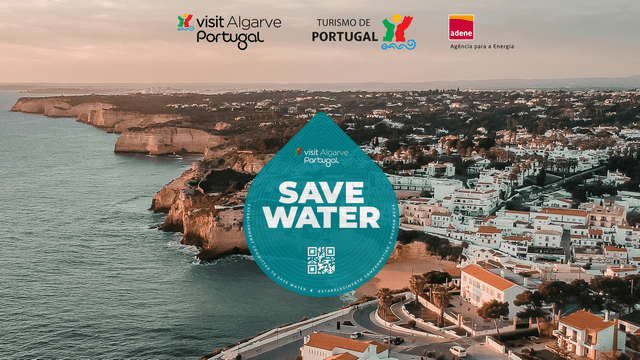 Imagem aérea da costa algarvia em Portugal, com falésias douradas e o oceano Atlântico à esquerda, e uma cidade costeira de casas brancas à direita. No centro da imagem, destaca-se uma gota de água azul com o texto "SAVE WATER" e um código QR. Acima, aparecem os logótipos do "Visit Algarve", "Turismo de Portugal" e "ADENE - Agência para a Energia".