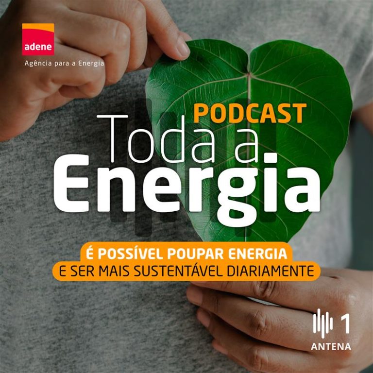 Imagem promocional do podcast “Toda a Energia”, da ADENE em parceria com a Antena 1. Em primeiro plano, duas mãos seguram uma folha verde em forma de coração. O texto destaca a mensagem: “É possível poupar energia e ser mais sustentável diariamente”. O fundo é neutro, permitindo destacar os elementos visuais e textuais.