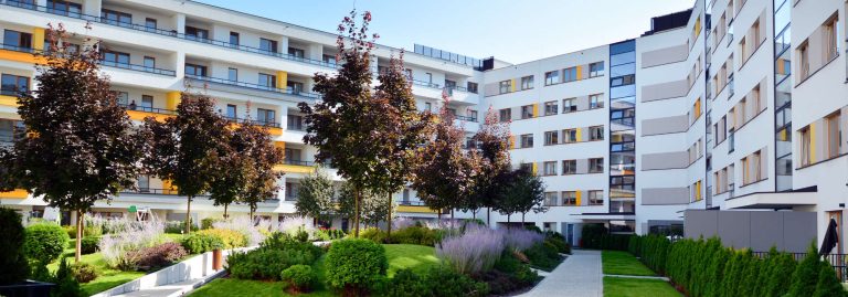patio interior de um moderno edifício de habitacao