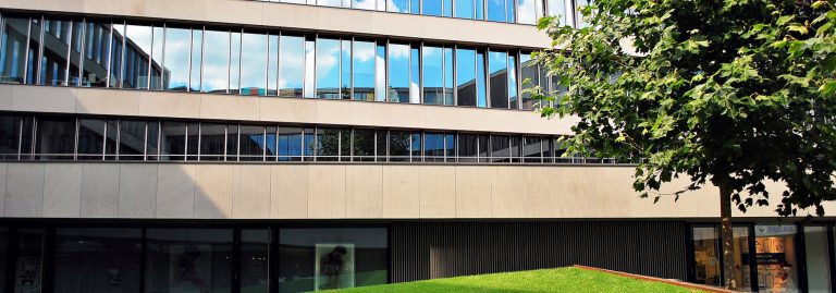 fachada de um edifício moderno de serviços com desempenho energetico eficiente, com area de jardim