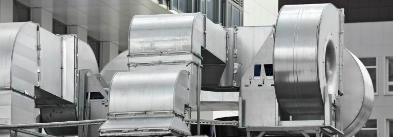 Condutas de ventilação de um edifício de serviços