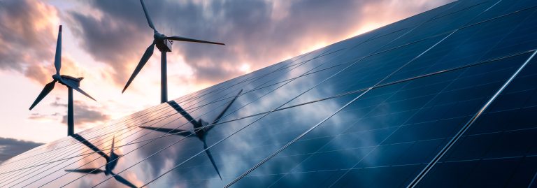 painel fotovoltaico com torres eólicas por trás