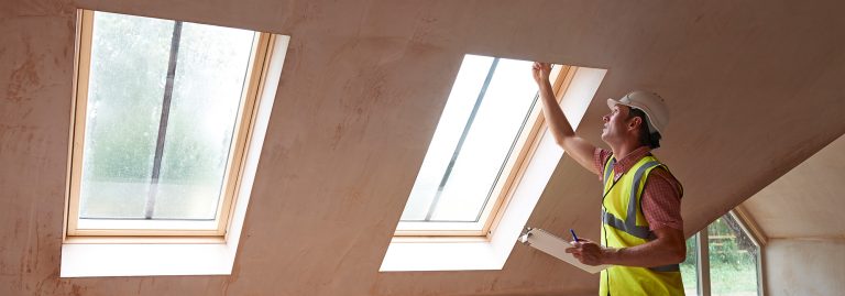 Técnico a verificar as caraterísiticas de uma janela