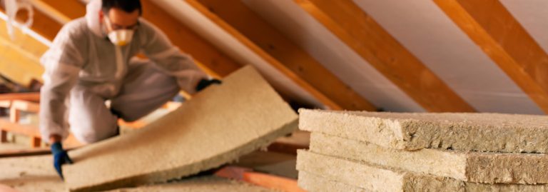 Homem a colocar isolamento nnum sotão.