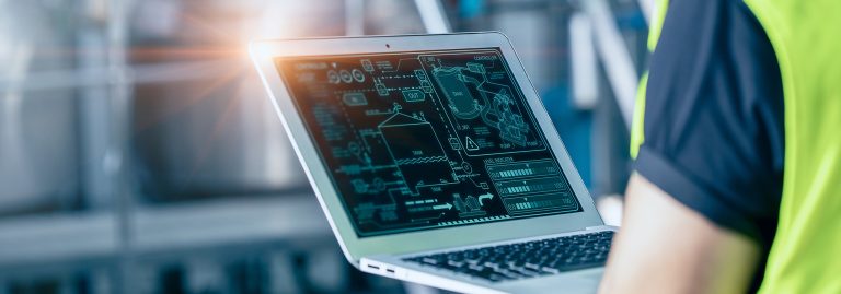 Homem com um portátil na mão