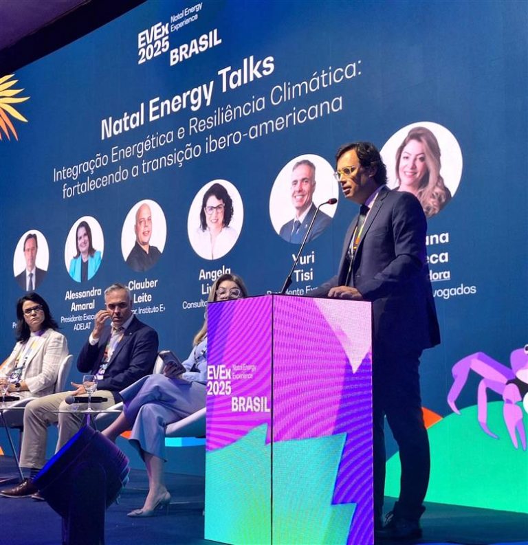 Nelson Lage a discursar no púlpito do EVEX Brasil