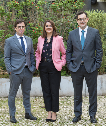 Nelson Lage, Ana Paula Rodrigues e Bruno Veloso, membros do conselho de administração da ADENE pousam para uma fotografia conjunta num jardim