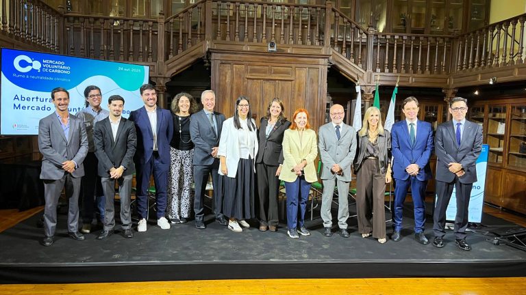 Fotografia de grupo na inauguração do Mercado Voluntário de Carbono