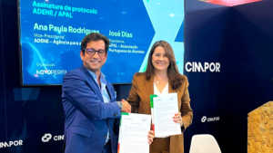 Fotografia dos dirigentes da ADENE e APAL após assinatura do protocolo