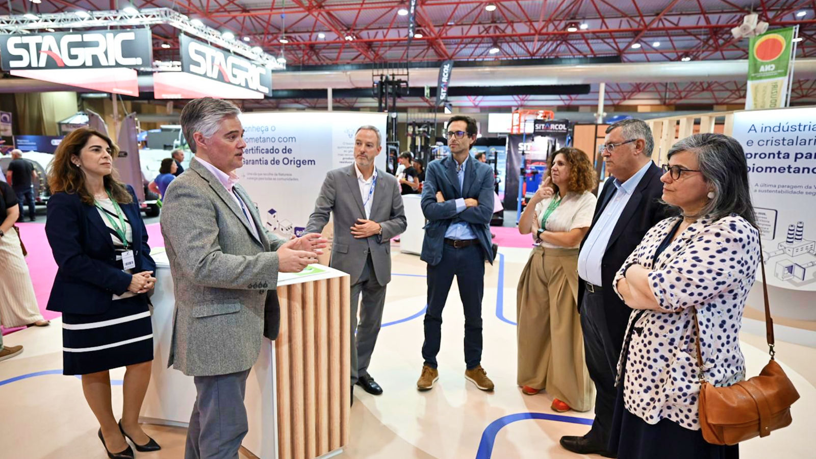 Representantes da ADENE conversam com expositores na feira nacional de agricultura 2026