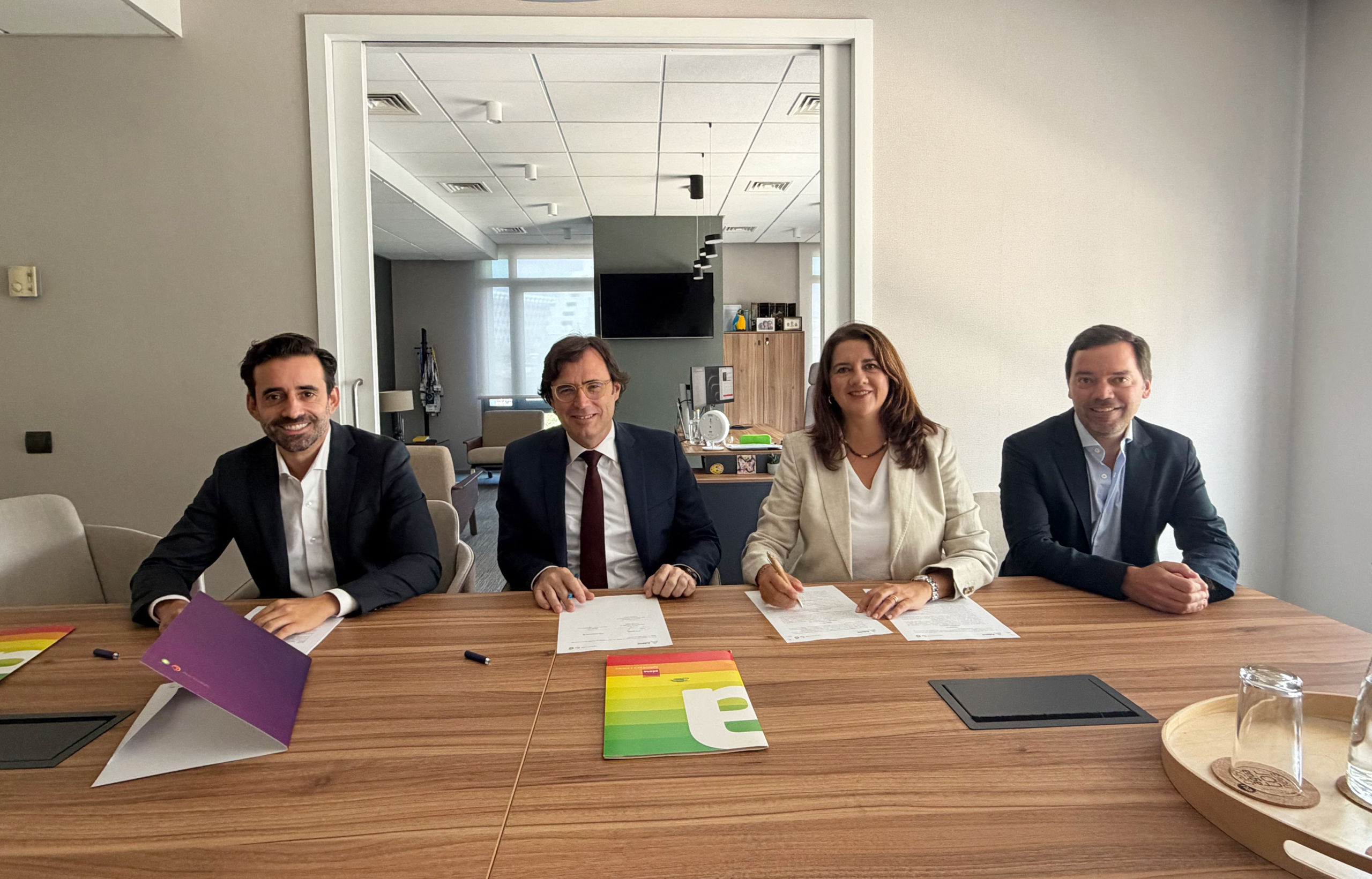 Representantes da ADENE e Lightsource BP sentados à mesa para assinatura de protocolo